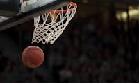 NBA总决赛激烈对抗瞬间 - 球员飞跃扣篮